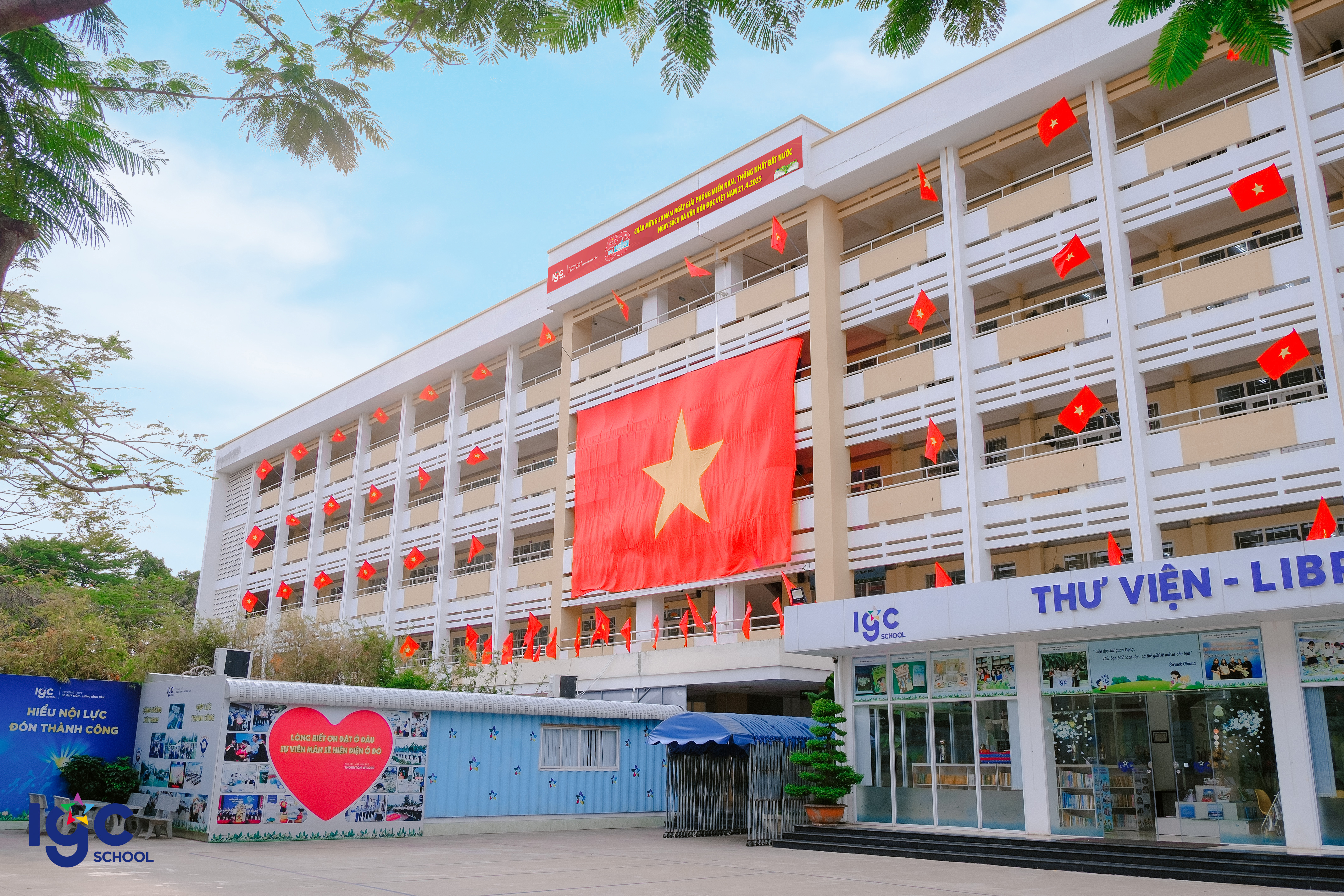 CỜ TỔ QUỐC TUNG BAY, RẠNG RỠ NIỀM TỰ HÀO 50 NĂM THỐNG NHẤT NON SÔNG